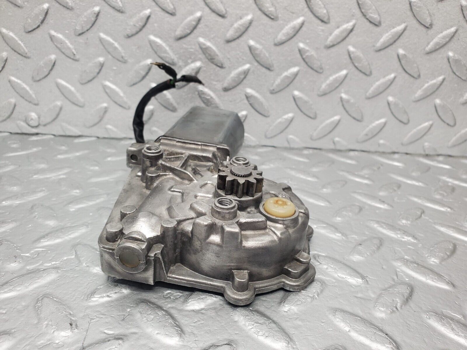 30309 Mercedes-Benz W124 230E Window Regulator Motor Right Bosch 0130821285