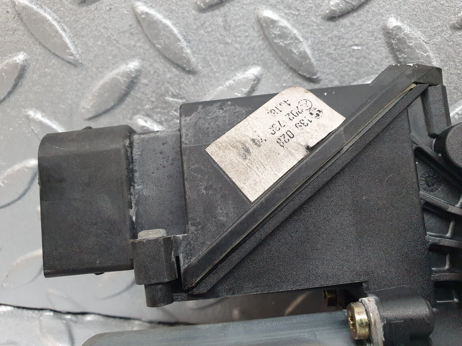 41914 Mercedes-Benz W202 C200 Window Regulator Motor Rear Right Bosch 0130821698 114899300