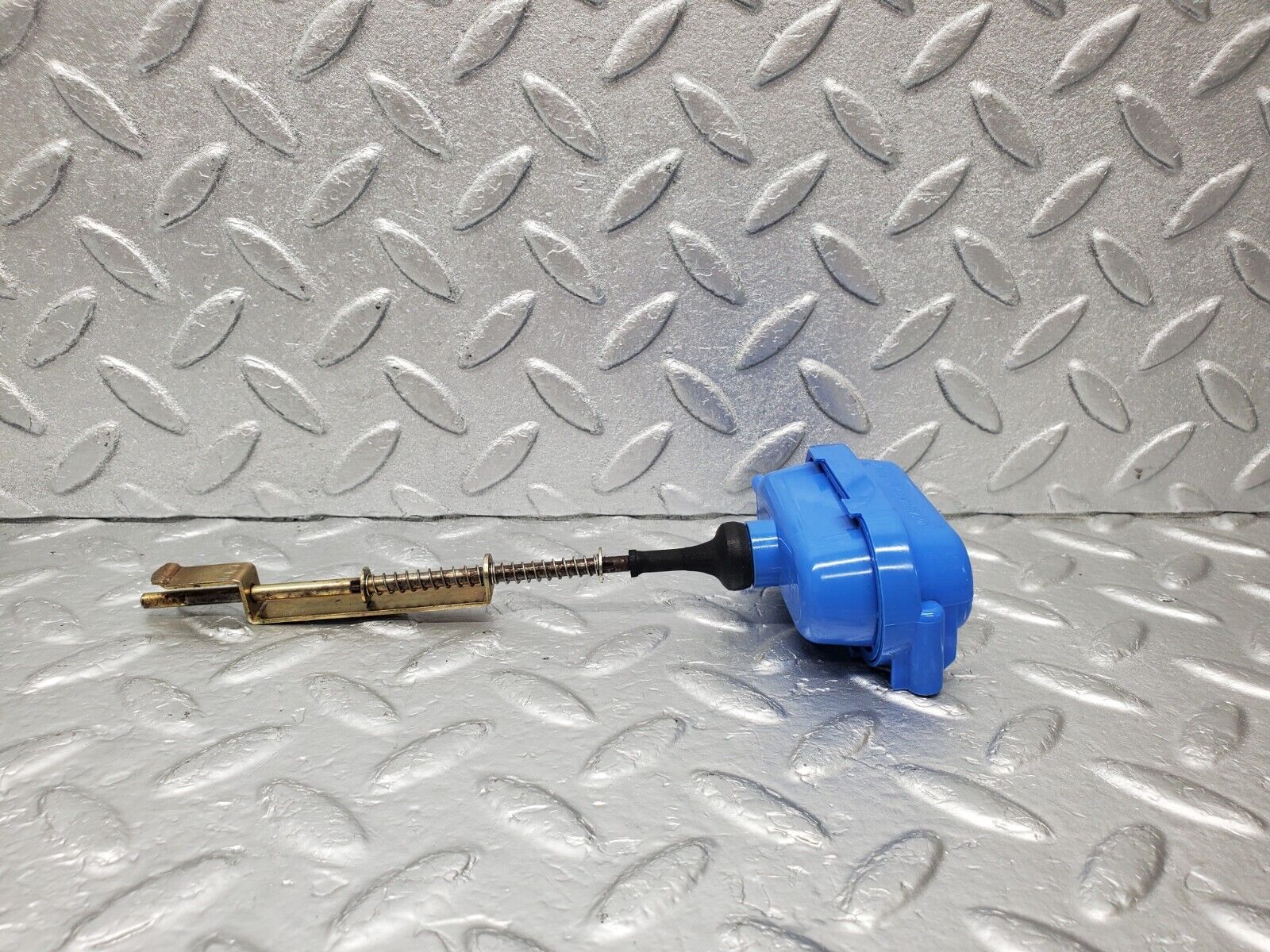 46473 Mercedes-Benz C123 280CE Coupe Trunk Lock Vacuum Actuator