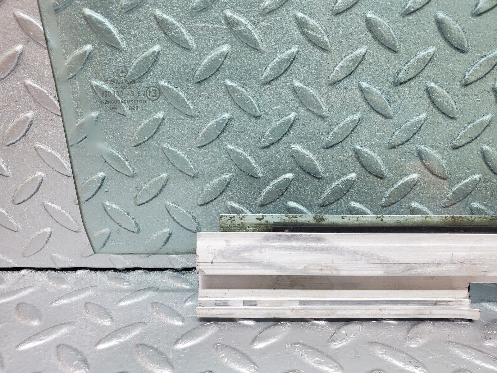 45801 Mercedes-Benz W126 420SE Front Left Door Window Glass