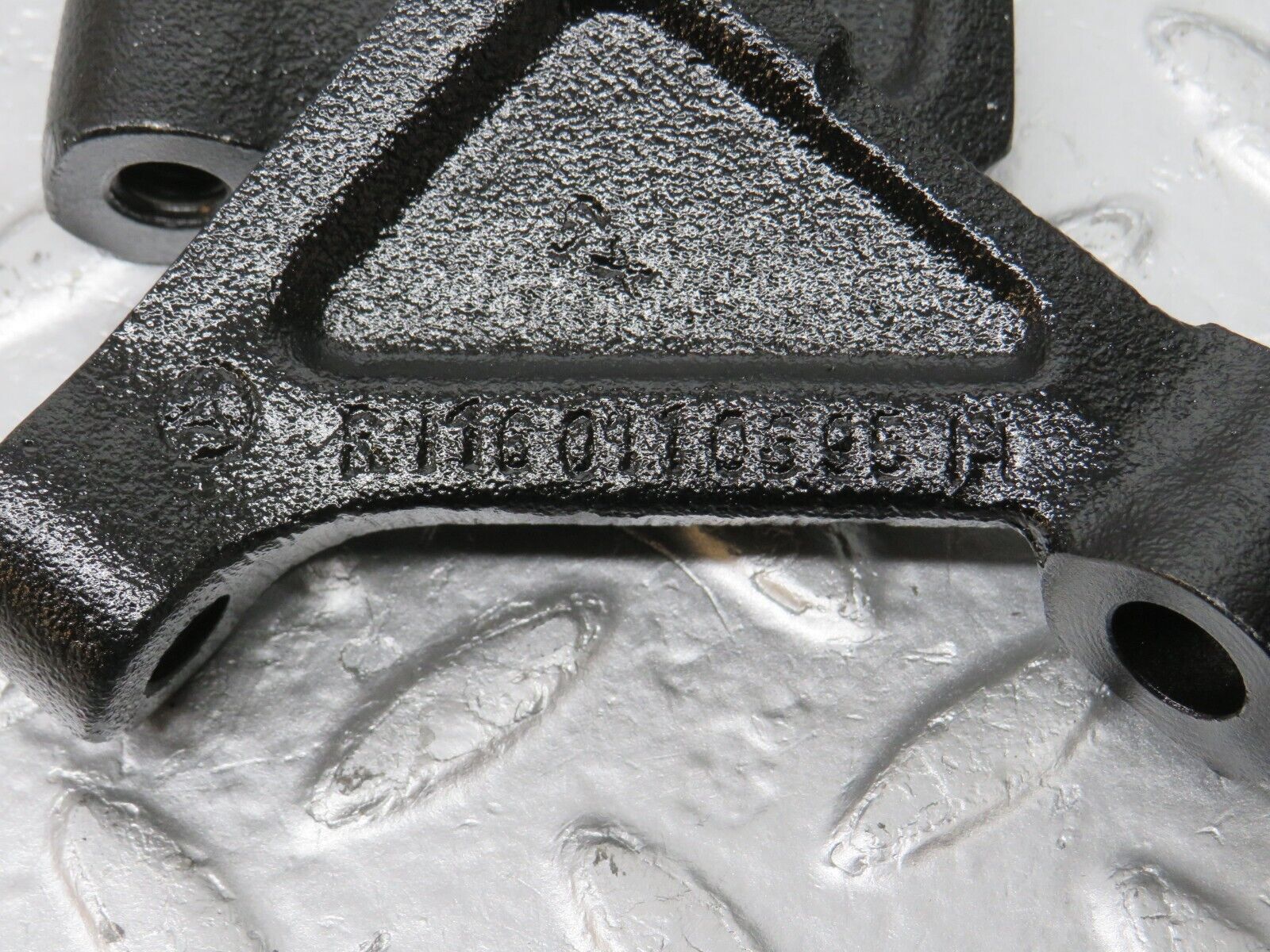 33064 Mercedes-Benz C107 R107 Engine Mount Bracket Pair 1160110895 1160110995