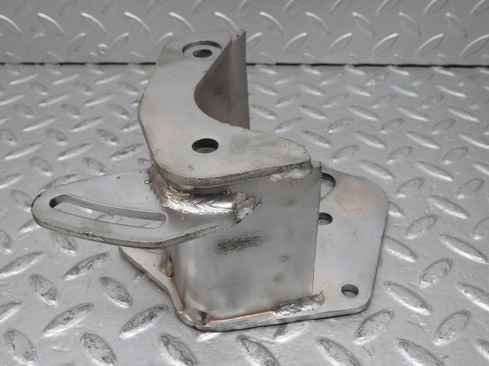 32850 Mercedes-Benz C107 R107 350 V8 Power Steering Pump Bracket