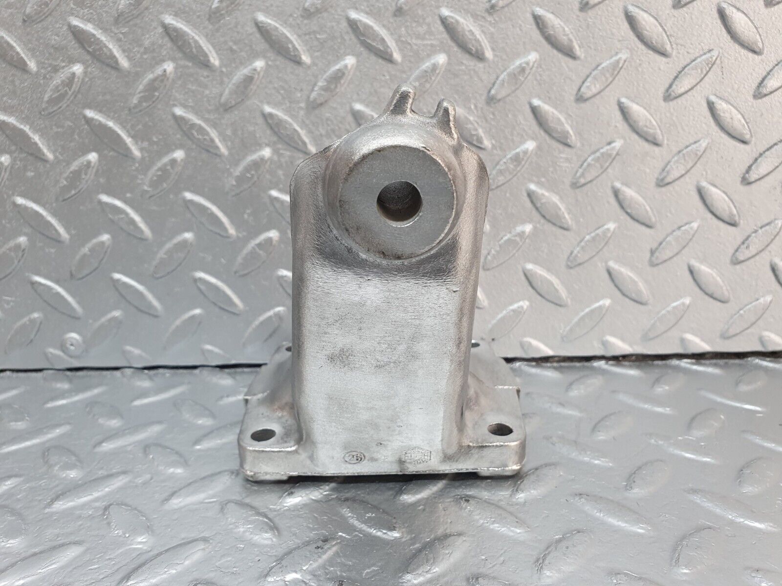 41889 Mercedes-Benz W202 C200 Engine Mount Bracket Left Side 1112230904