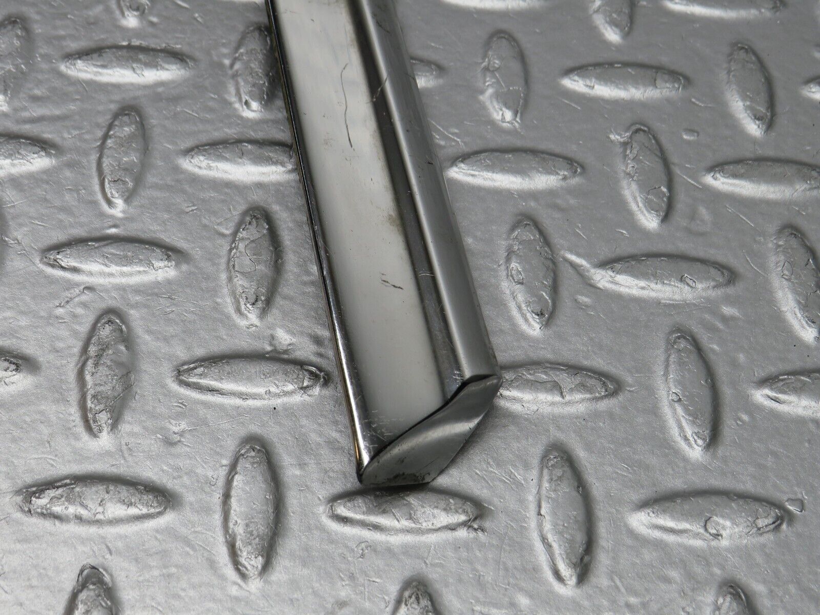 39107 Mercedes-Benz R107 500SL Right Door Chrome Trim