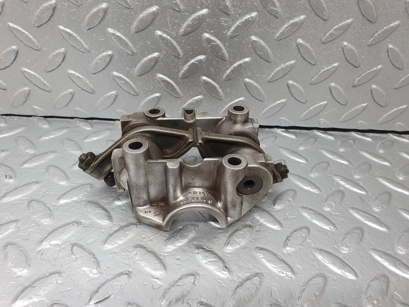 43064 Mercedes-Benz W123 Rocker Arms Camshaft Bearing Block 1020512110