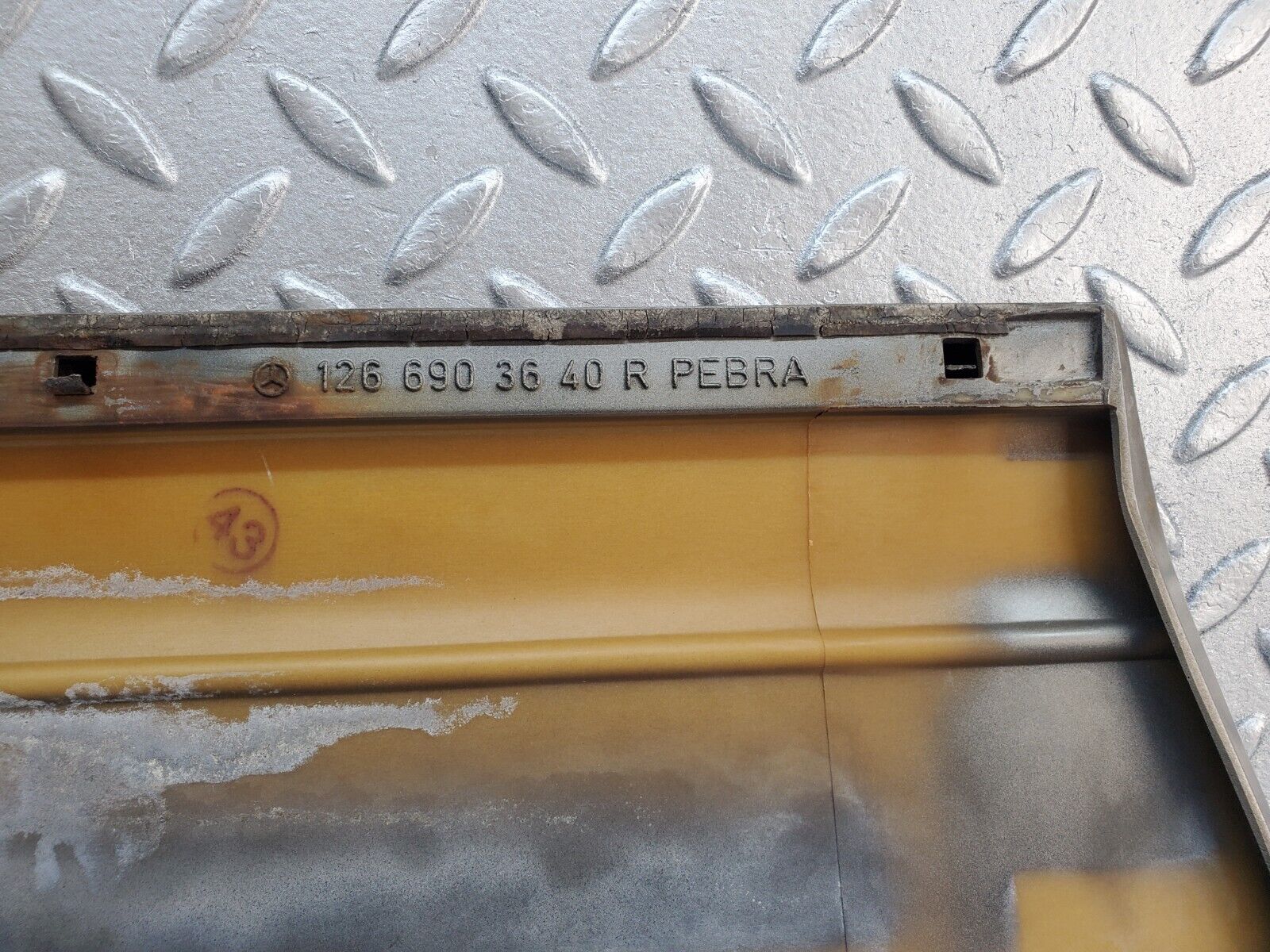 45702 Mercedes-Benz W126 420SE Front Right Fender Wing Moulding Trim 1266903640