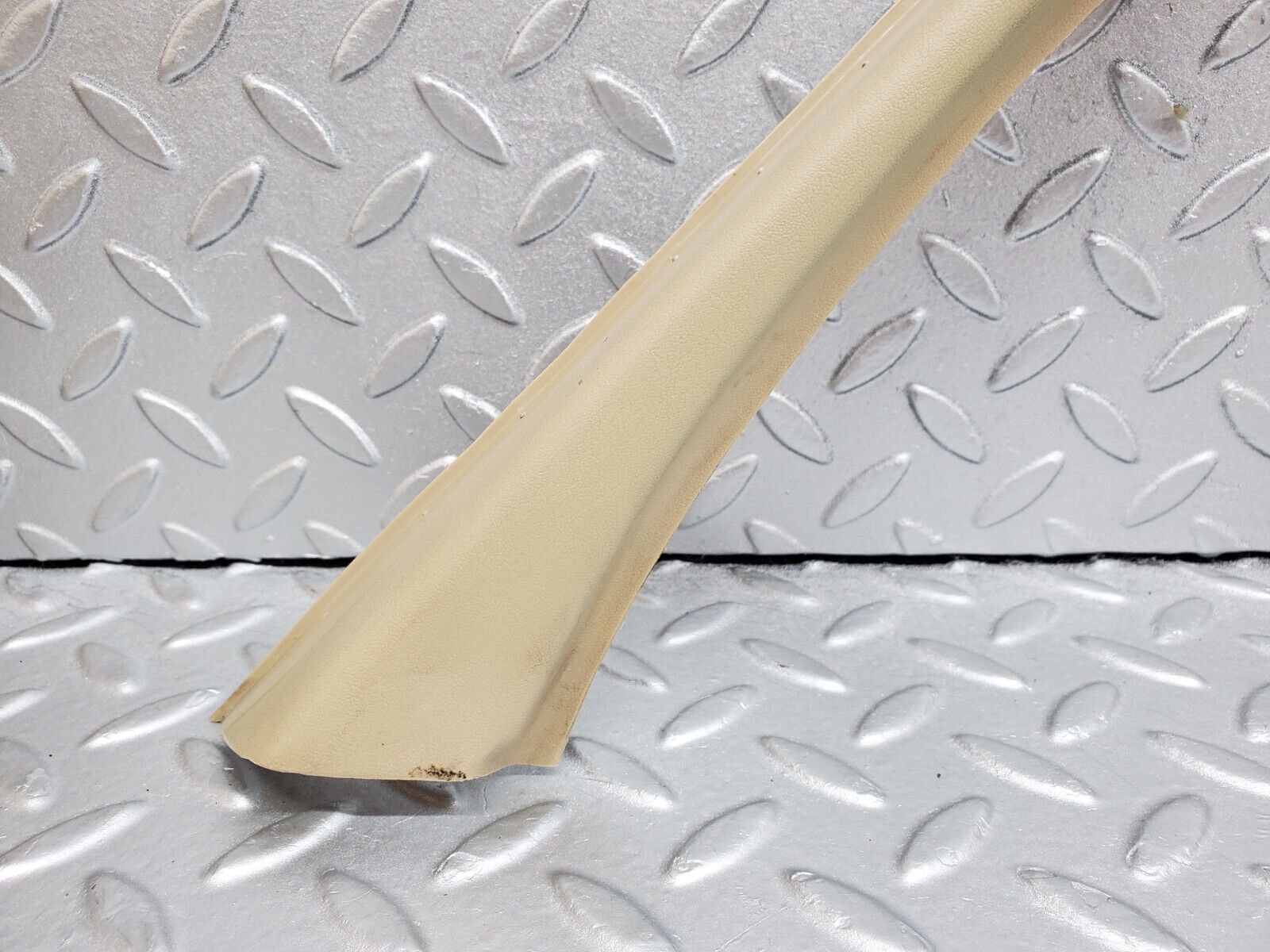 45860 Mercedes-Benz W126 420SE Front Right Door Window Frame Cover 1267250471