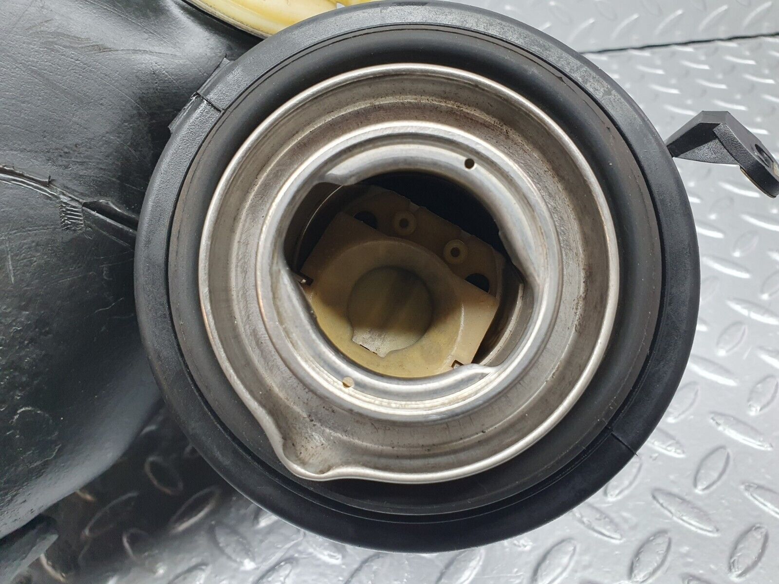 41775 Mercedes-Benz W202 C200 Fuel Filling Pipe Expansion Tank 2024701389