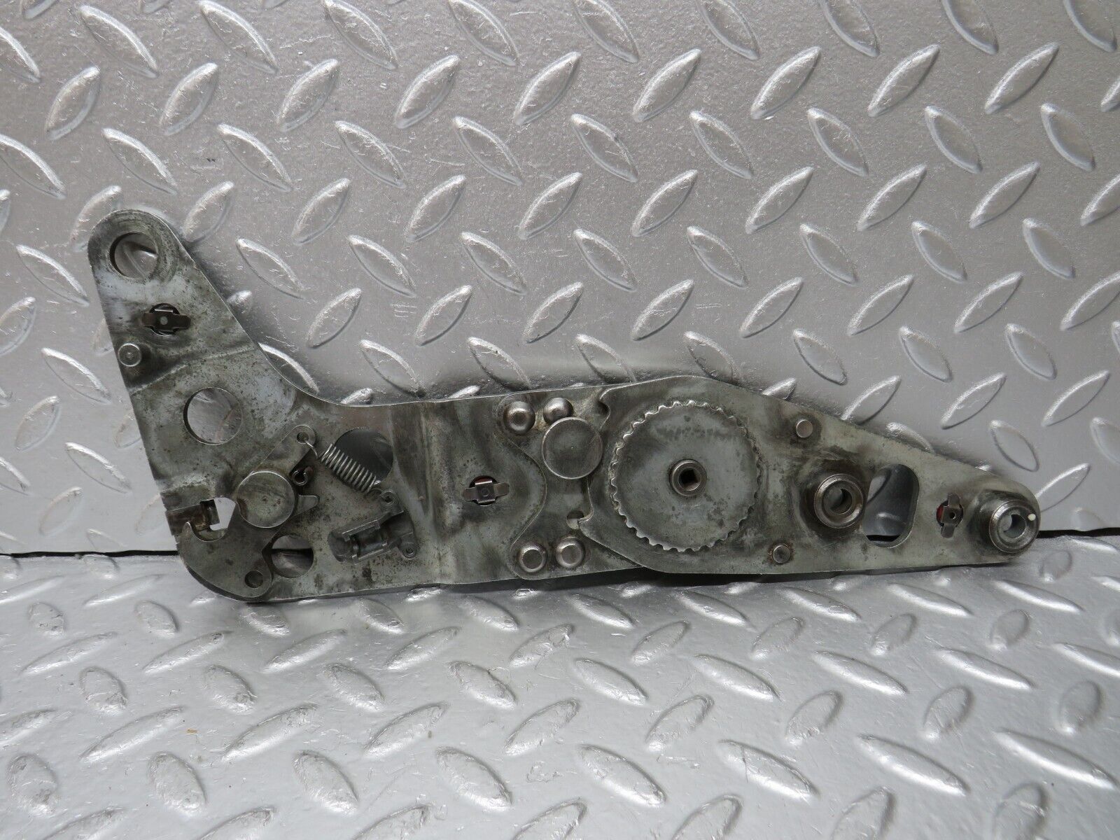 33208 Mercedes-Benz R107 Front Right Seat Hinge Pair 0009107585 0009108086