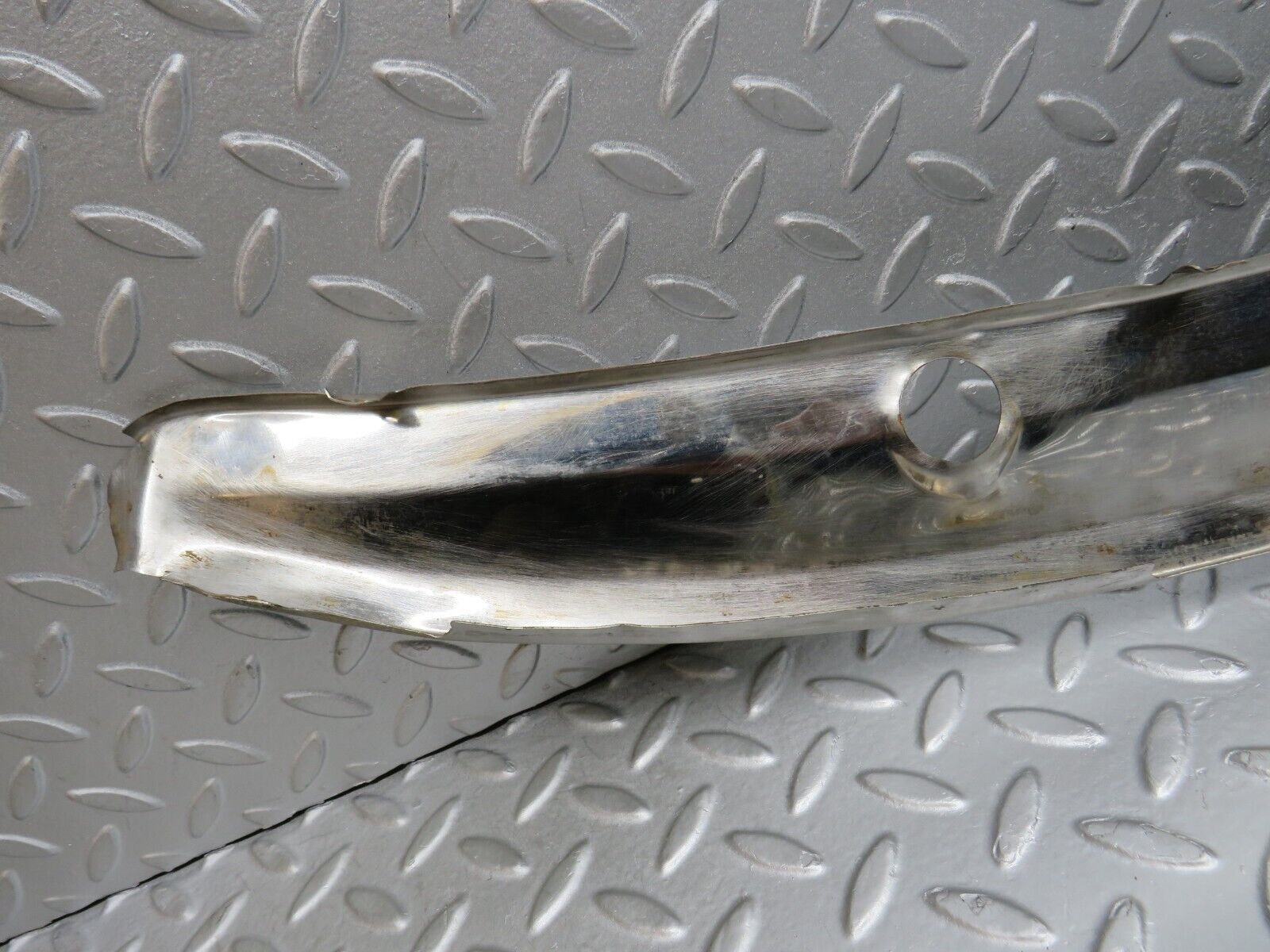 39865 Mercedes-Benz R107 350SL Windscreen Top Chrome Trim