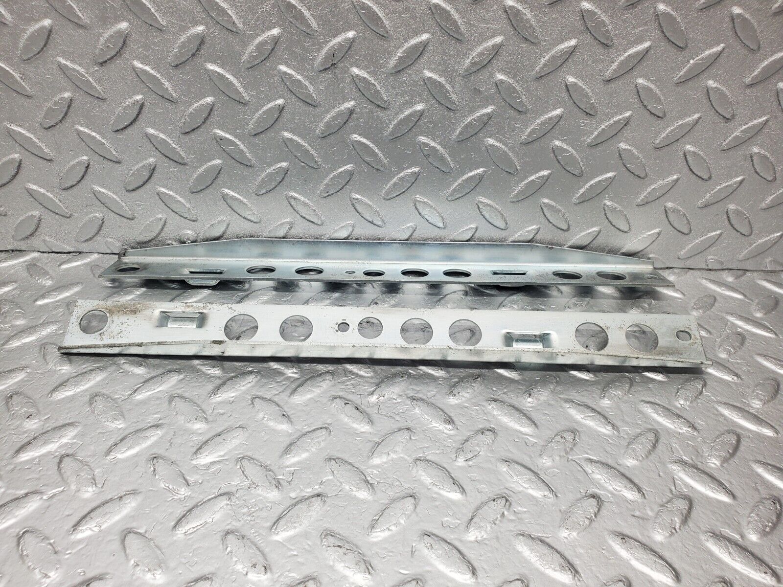 46628 Mercedes-Benz C123 280CE Coupe Front Right Seat Rail Support