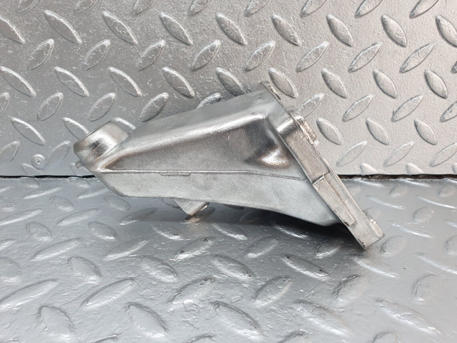 41889 Mercedes-Benz W202 C200 Engine Mount Bracket Left Side 1112230904