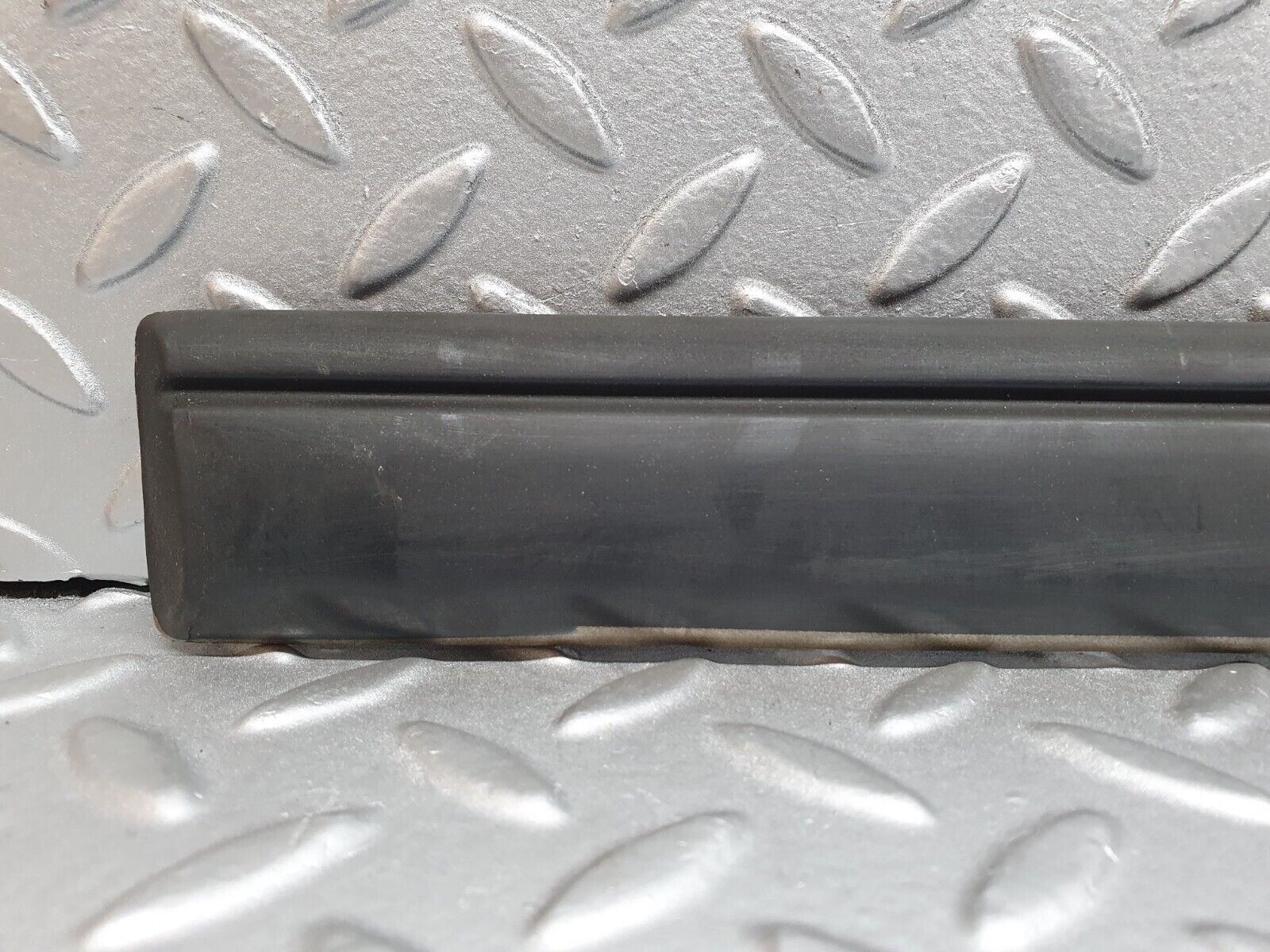 41682 Mercedes-Benz W124 200E Front Left Door Centre Moulding Trim