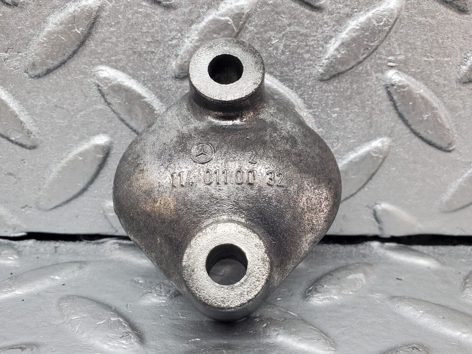 44537 Mercedes-Benz W123 280E Engine Fuel Pump Cover 1140110032