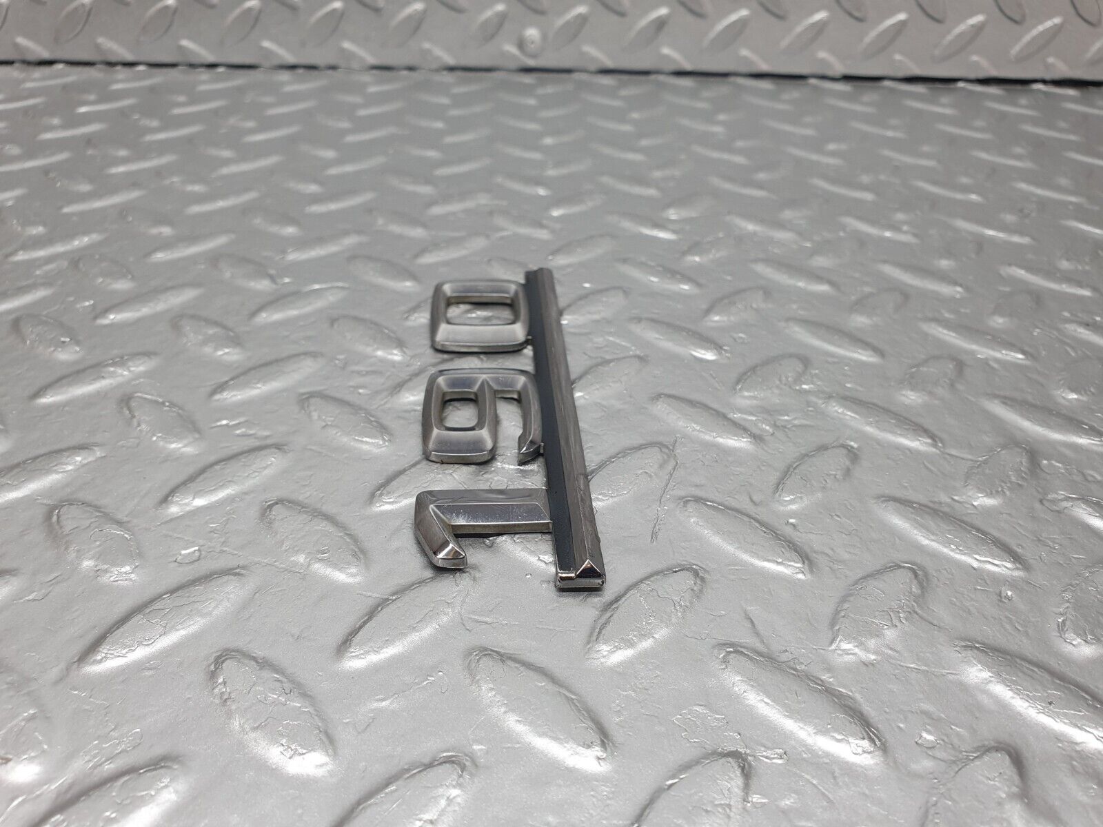 42945 Mercedes-Benz W201 190 2.0L Trunk Badge Emblem
