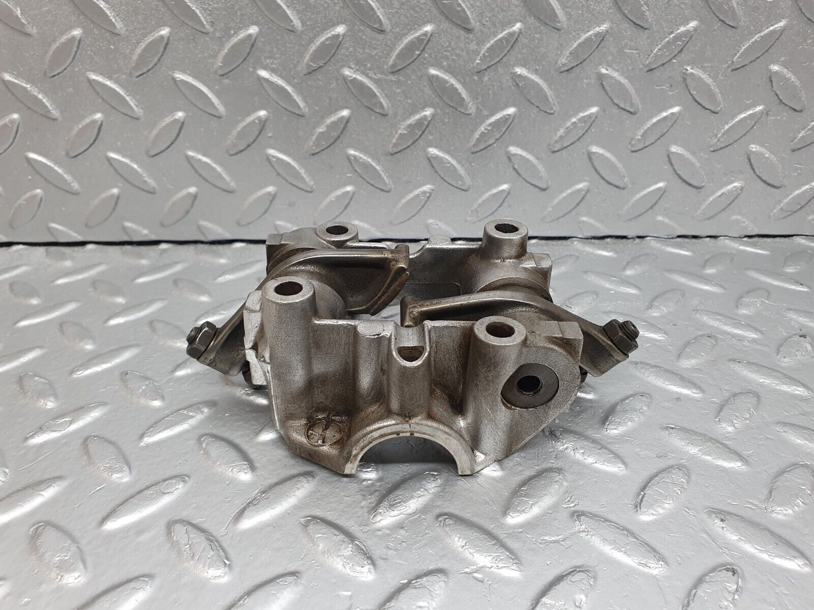 43065 Mercedes-Benz W123 Rocker Arms Camshaft Bearing Block 1020512110