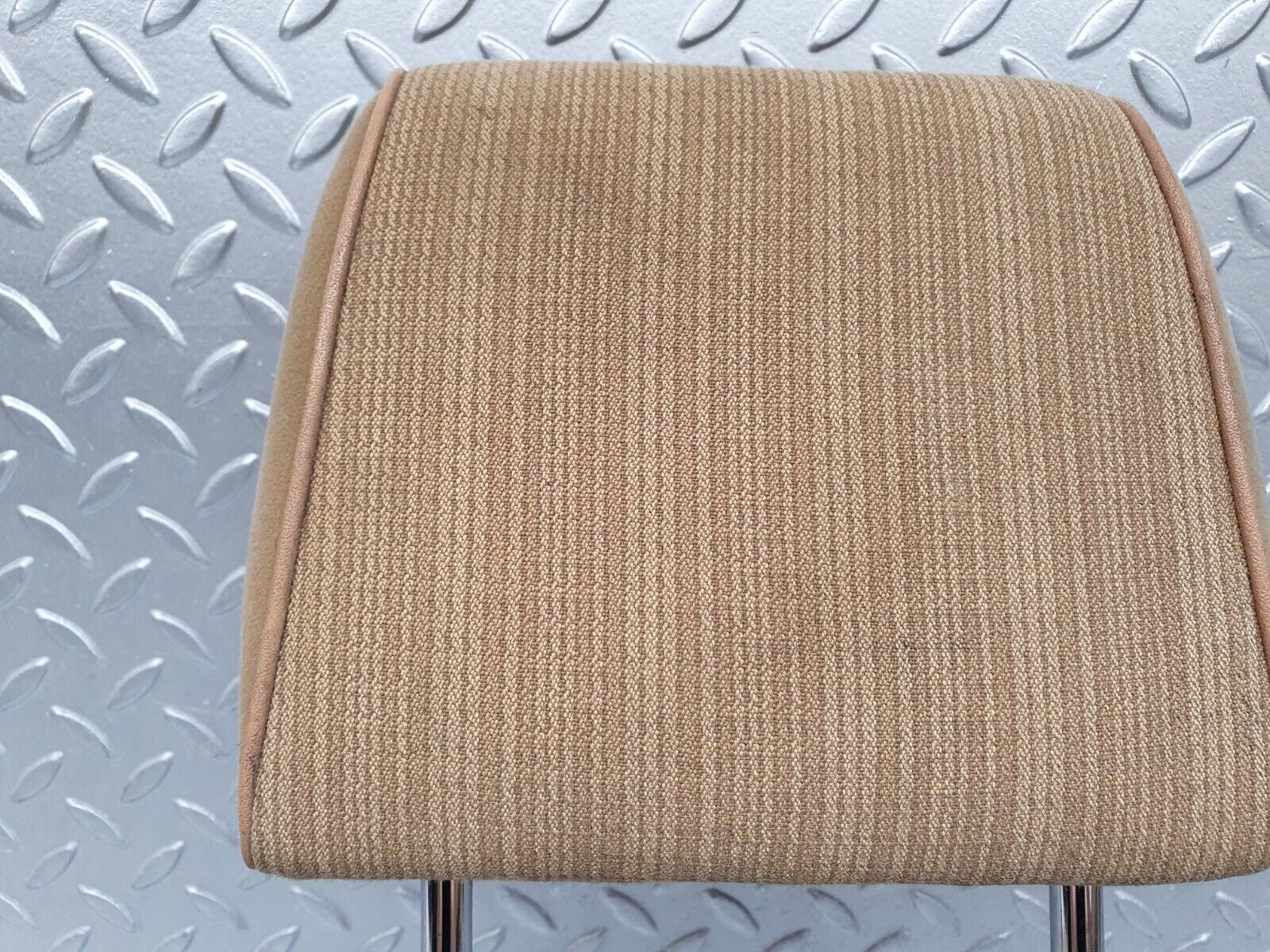 41724 Mercedes-Benz W124 200E Front Right Seat Headrest