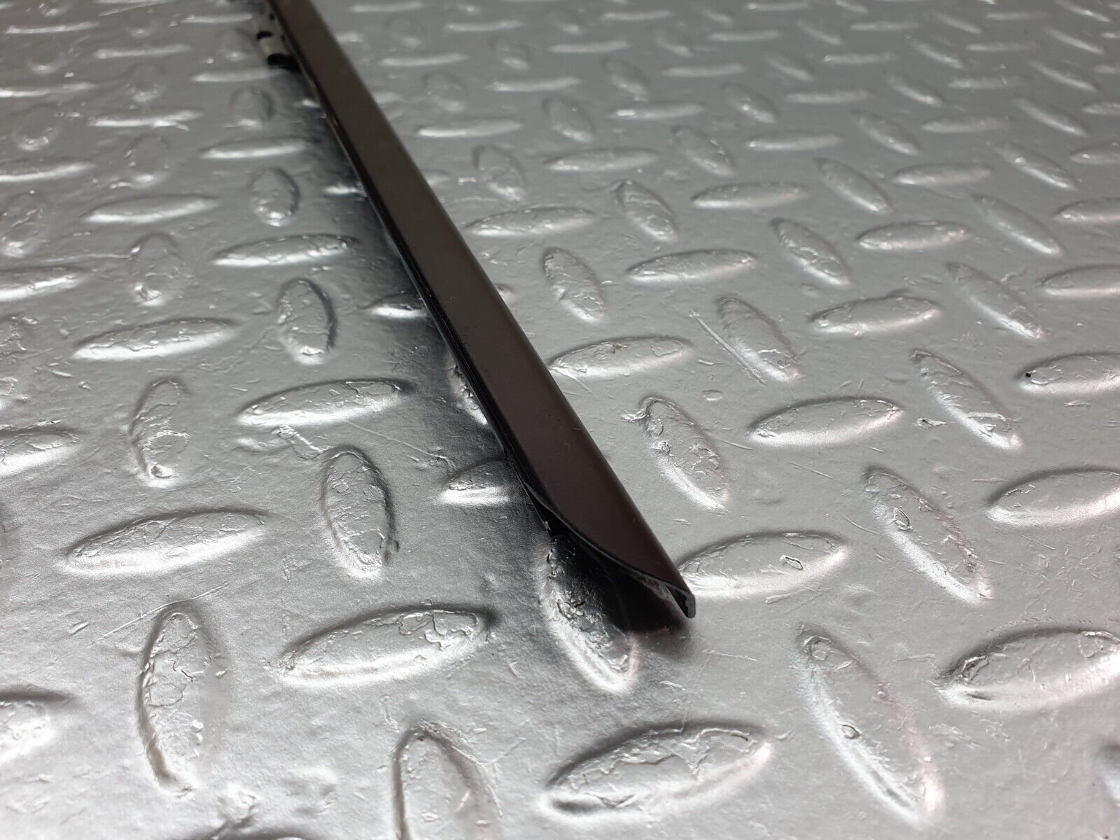 42105 Mercedes-Benz W202 C200 Front Right Door Moulding Trim