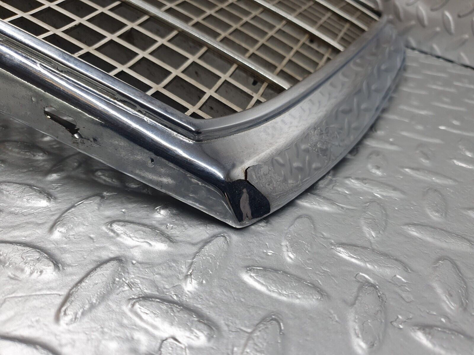 43398 Mercedes-Benz W108 280SE Bonnet Grill Chrome