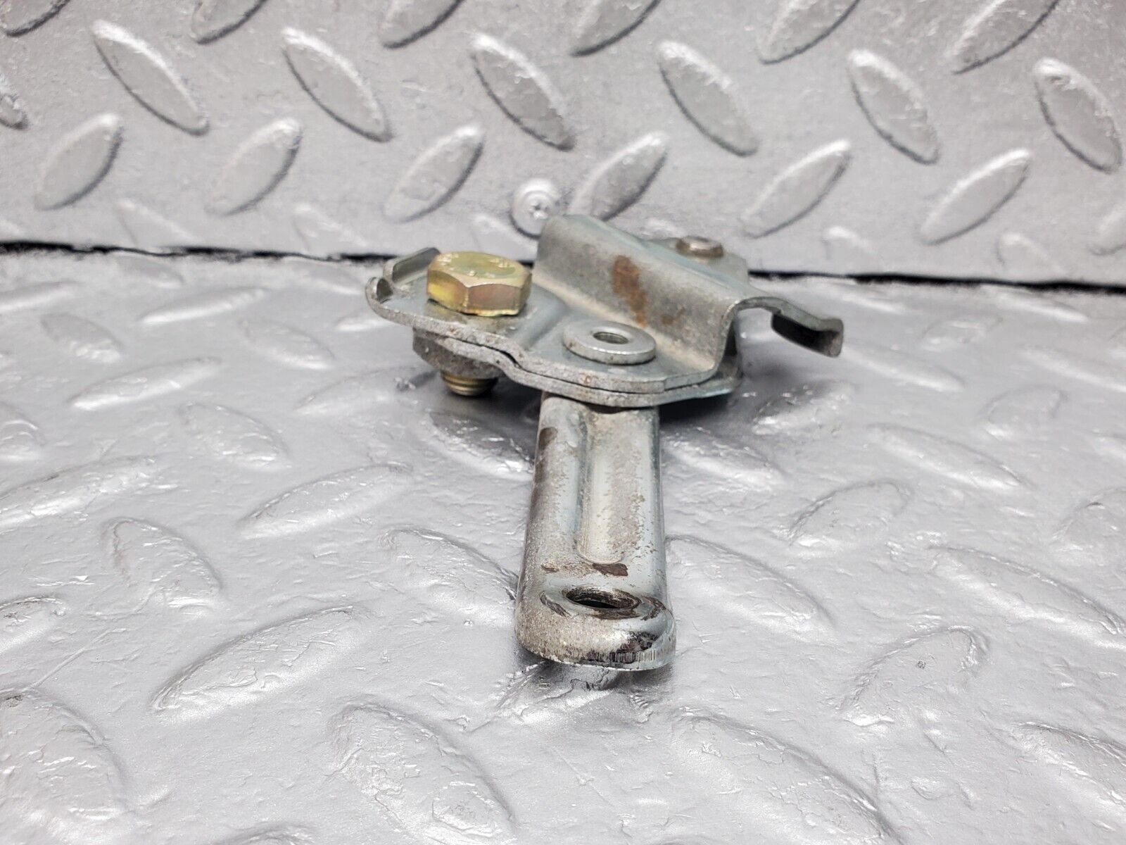 45881 Mercedes-Benz W126 420SE Front Right Seat Belt Bracket