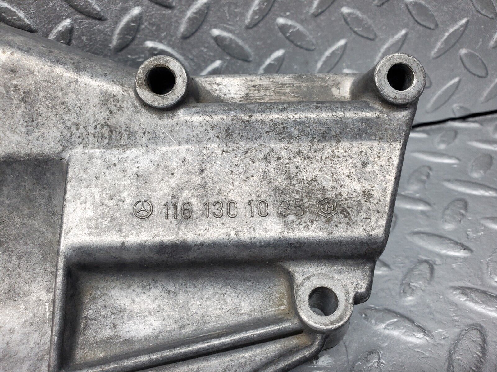 45922 Mercedes-Benz W126 420SE Air Conditioning Compressor Bracket 1161301035