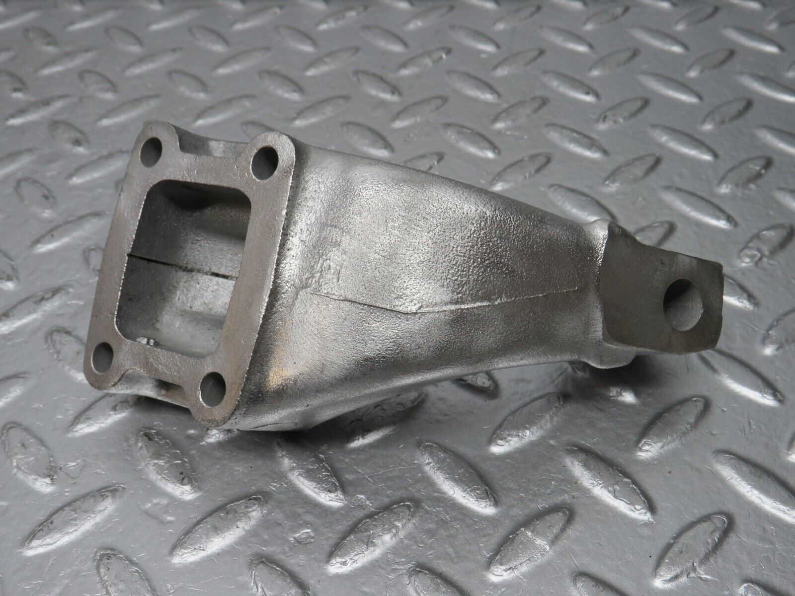 33060 Mercedes-Benz C107 R107 350 V8 Engine Mount Bracket Right 1162232304