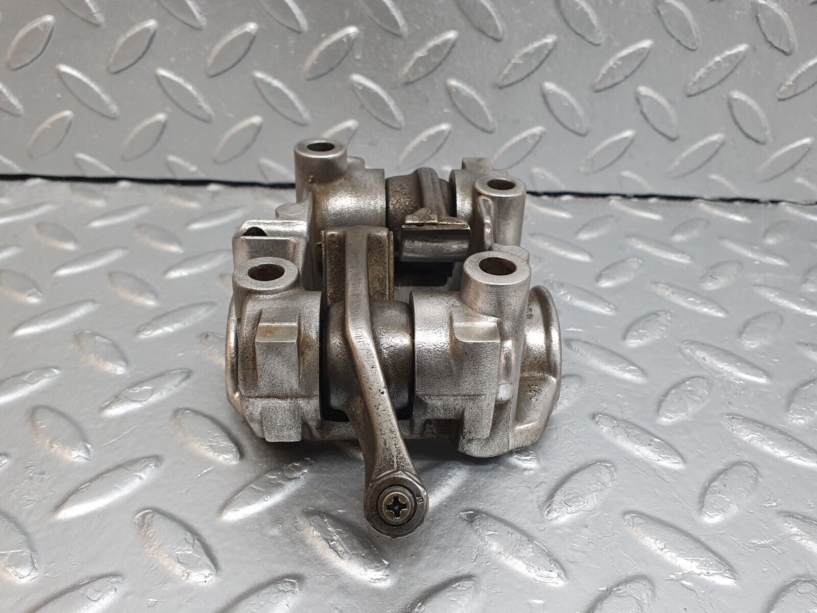 43066 Mercedes-Benz W123 Rocker Arms Camshaft Bearing Block 1020512110