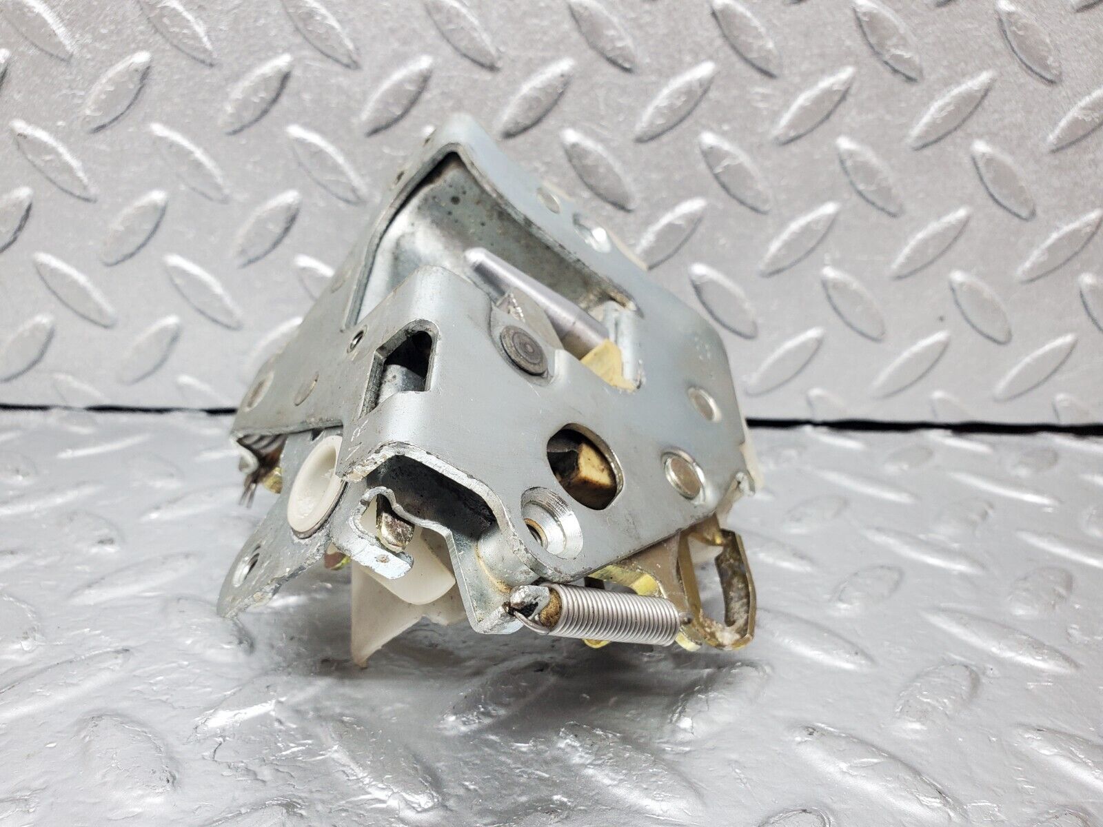 45620 Mercedes-Benz W126 420SE Front Right Door Lock Mechanism 1237230208