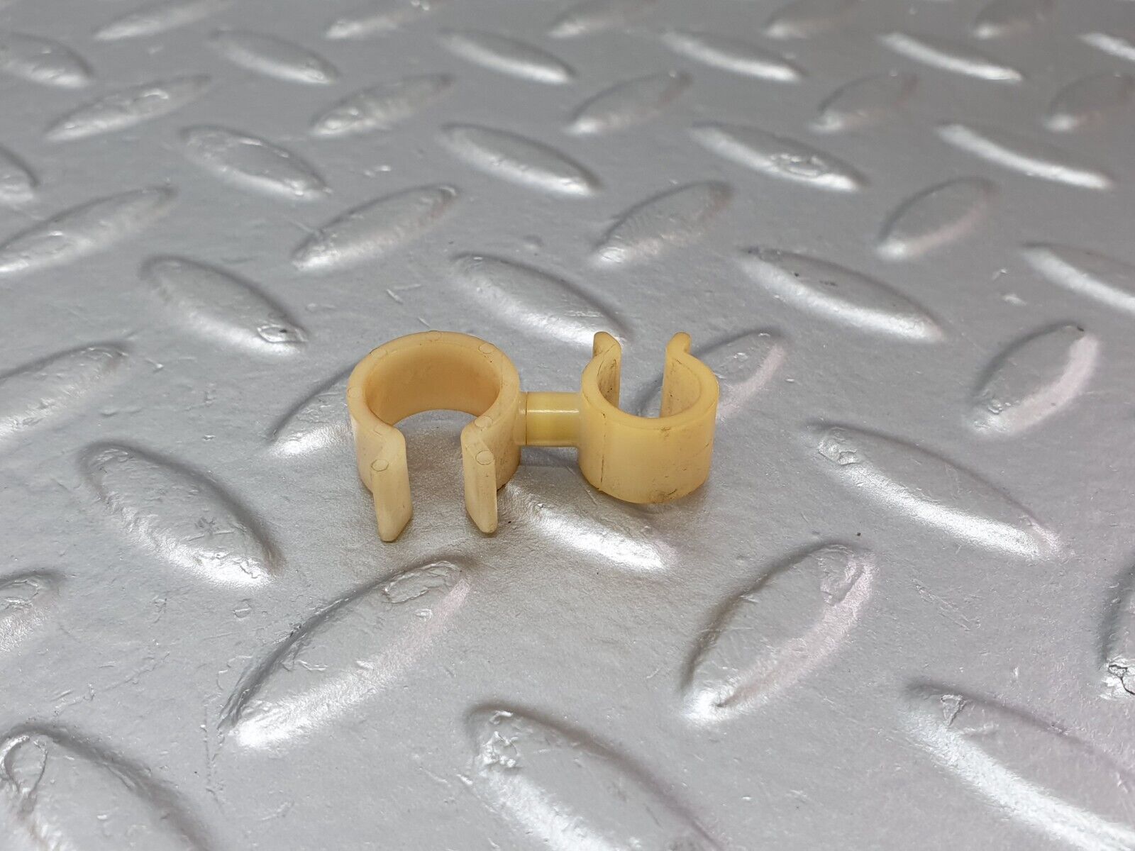 41709 Mercedes-Benz W124 200E Brake Servo Pipe Holder