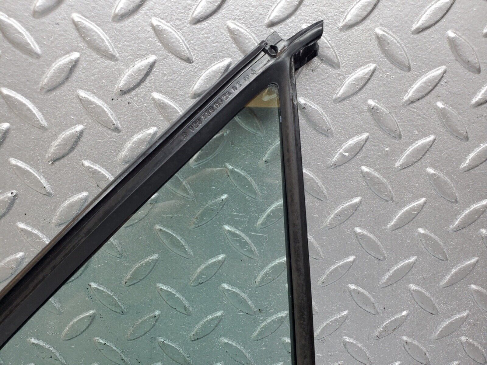 44636 Mercedes-Benz W124 220E Rear Right Quarter Window Glass 1247350624