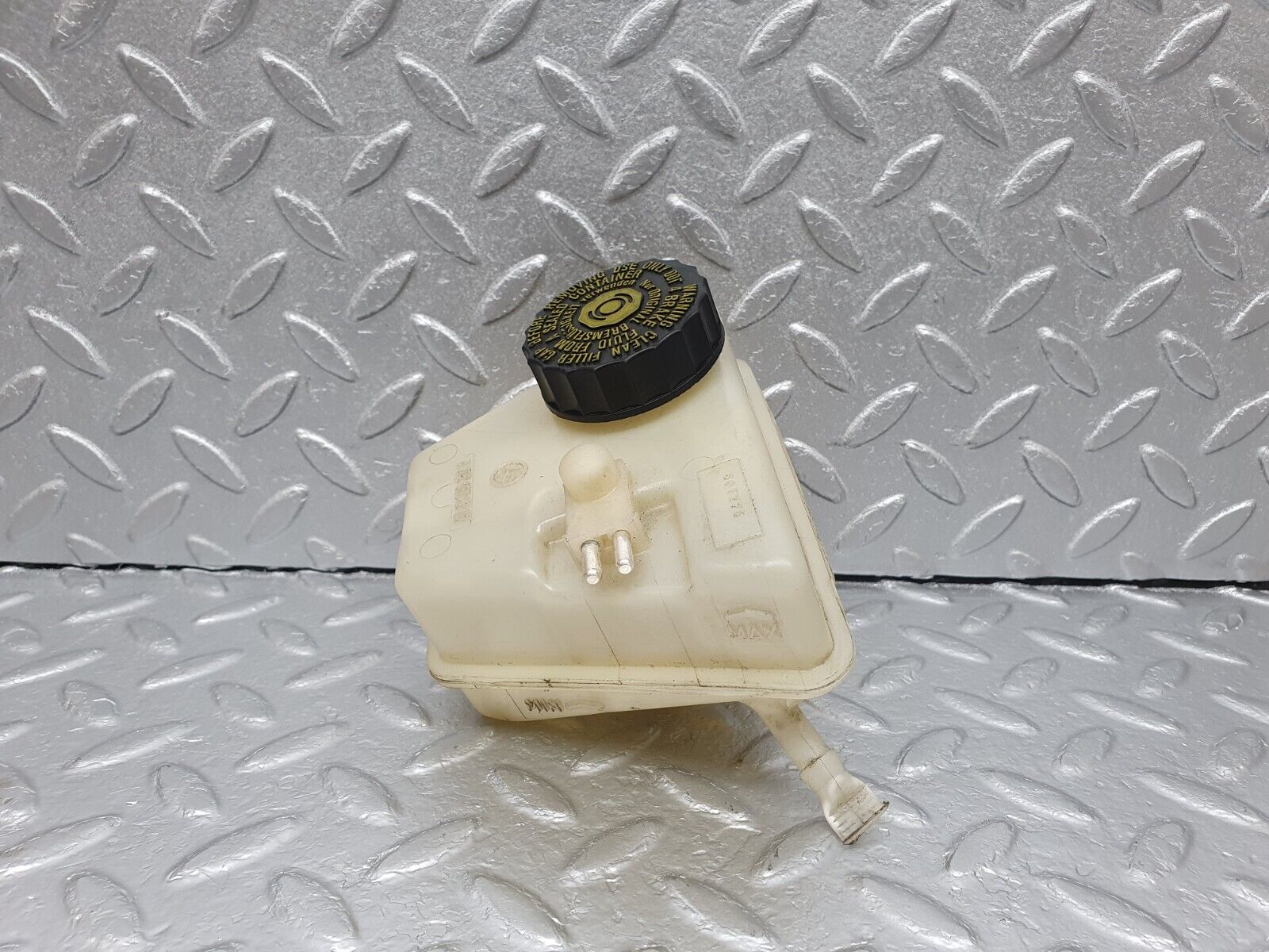 41823 Mercedes-Benz W202 C200 Brake Fluid Reservoir Tank 2024300302