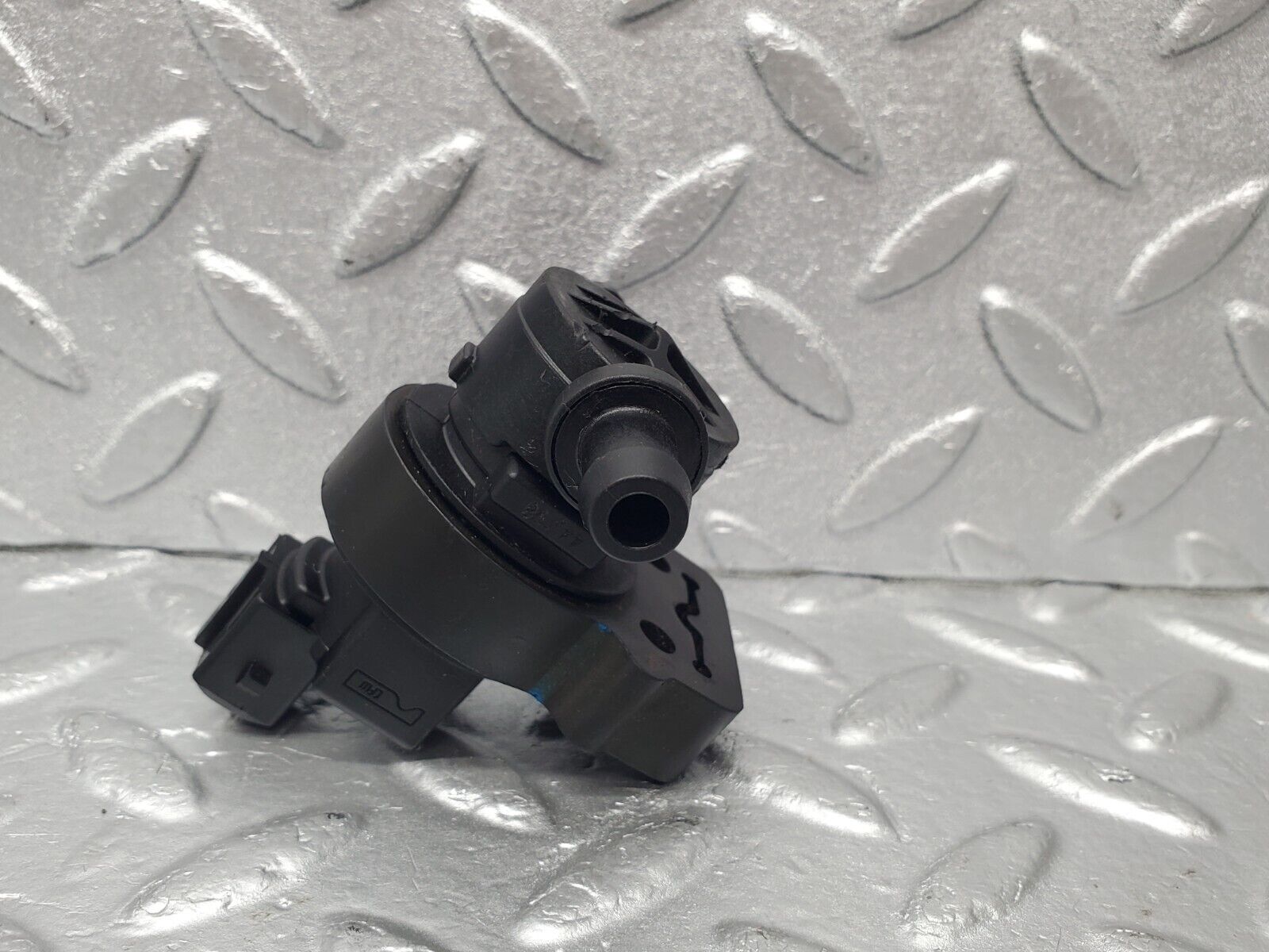 46789 Mercedes-Benz R129 320SL Coupe Fuel Regeneration Vacuum Valve 0004701593