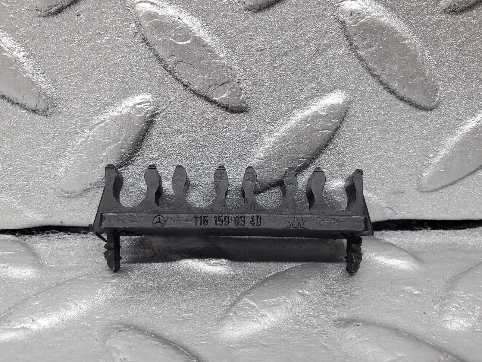 45884 Mercedes-Benz W126 420SE Ignition Lead Holder Bracket 1161590340