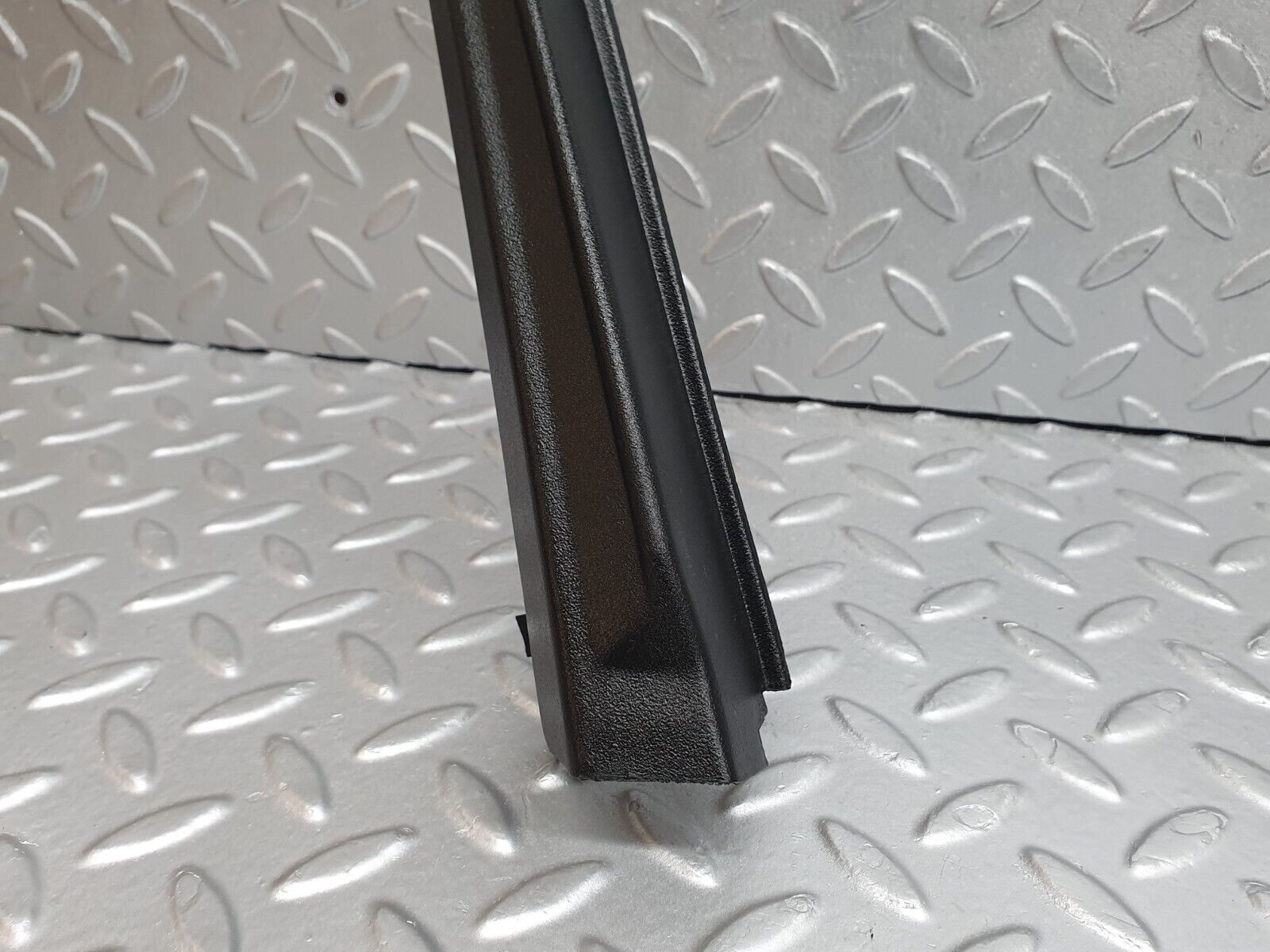 42087 Mercedes-Benz W202 C200 Front Left Door Window Frame Cover 2027250171