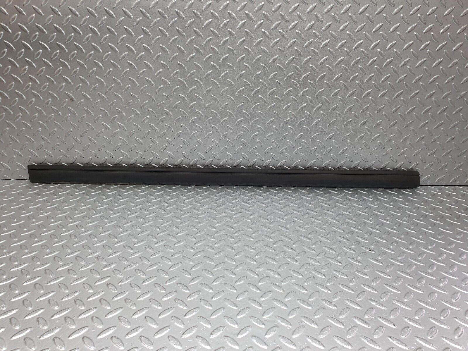 41682 Mercedes-Benz W124 200E Front Left Door Centre Moulding Trim