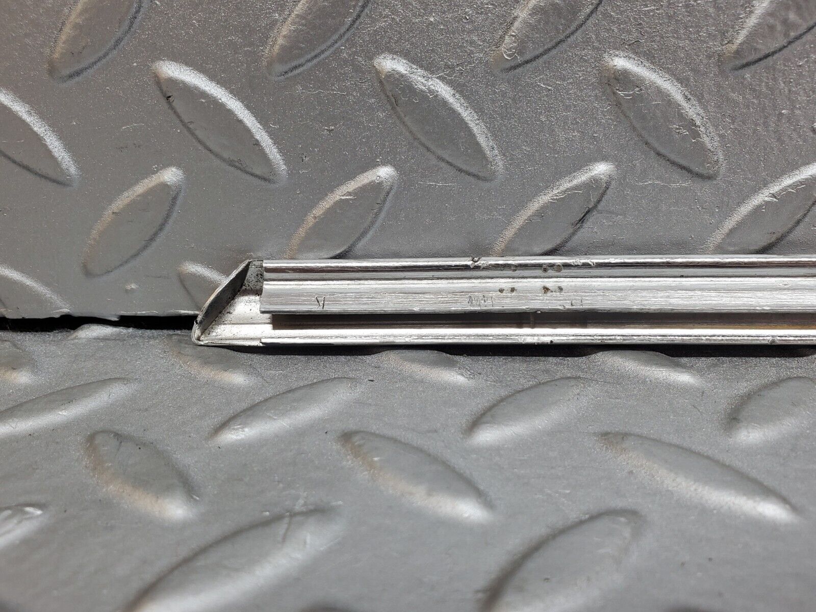 44542 Mercedes-Benz W123 280E Front Right Door Chrome Moulding Trim