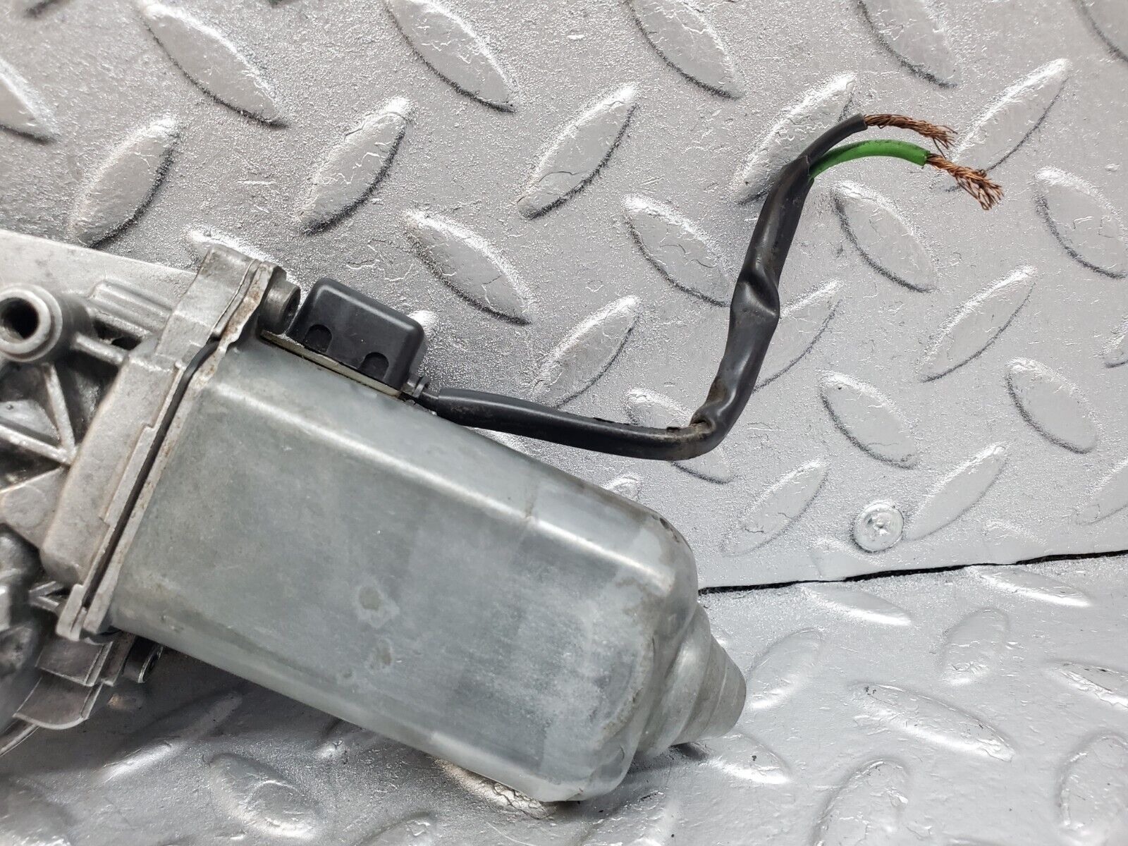 44795 Mercedes-Benz W124 220E Window Regulator Motor Right Bosch 0130821285