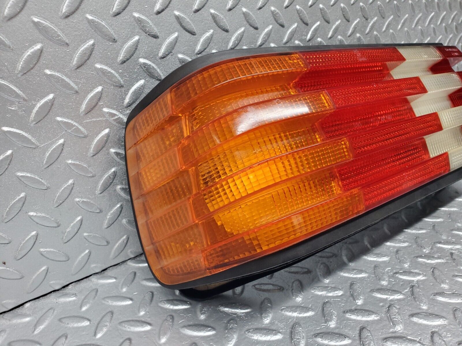 45828 Mercedes-Benz W126 420SE Tail Light & Bulb Holder Left Side 22072