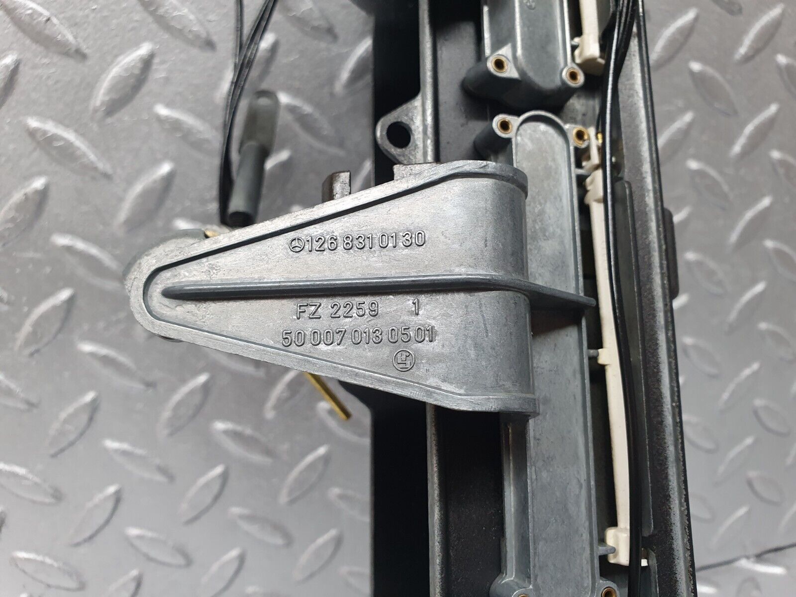 43697 Mercedes-Benz C126 380SEC Coupe Dashboard Centre Air Vent 1268310030 1268300054 1268310130