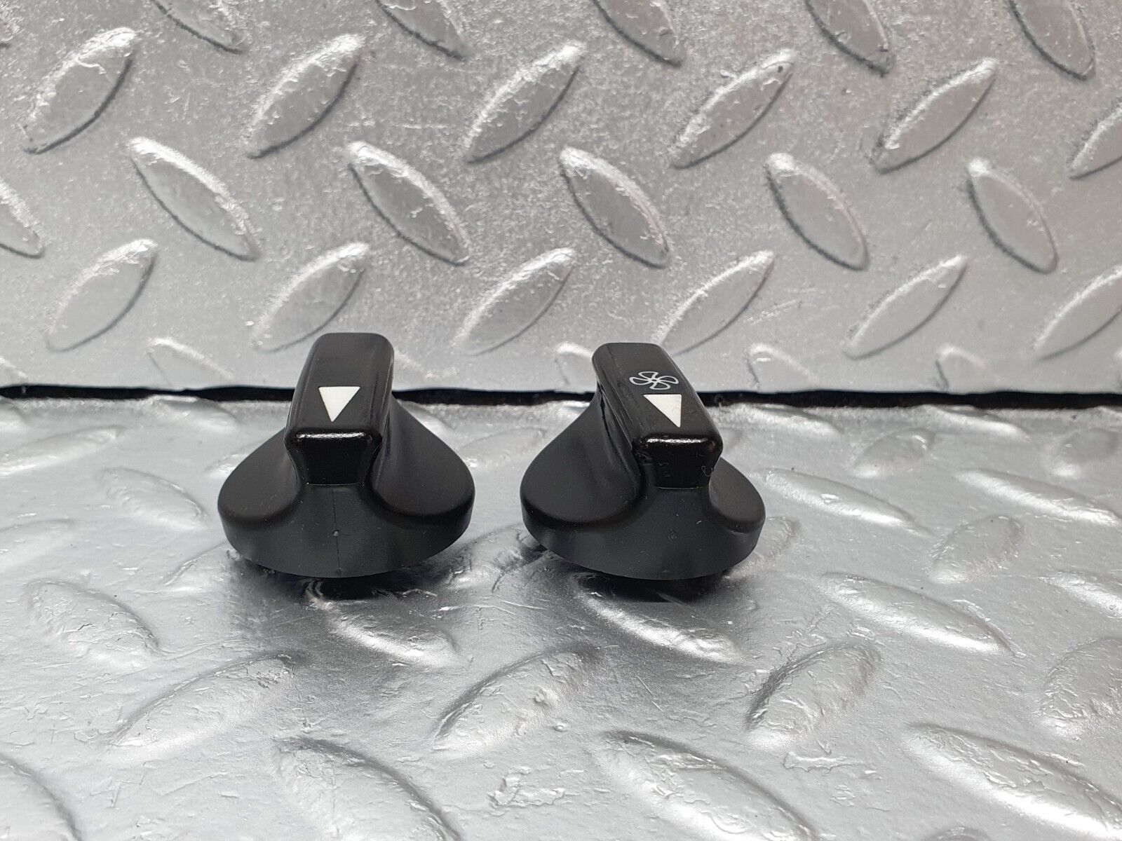 43658 Mercedes-Benz C126 380SEC Coupe Heater Control Knob Pair