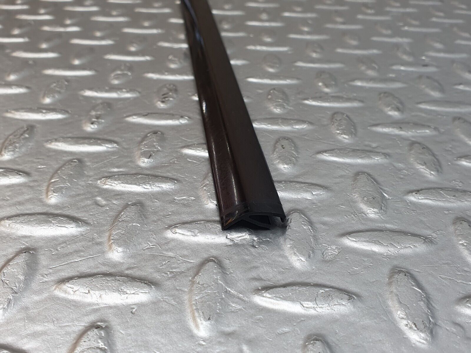 42611 Mercedes-Benz R129 320SL Coupe Left Door Window Moulding Trim