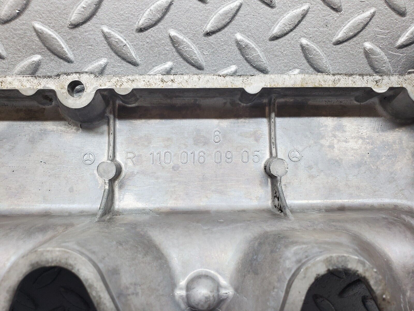 45437 Mercedes-Benz 280E M110.988 Cylinder Head Valve Cover 1100160905