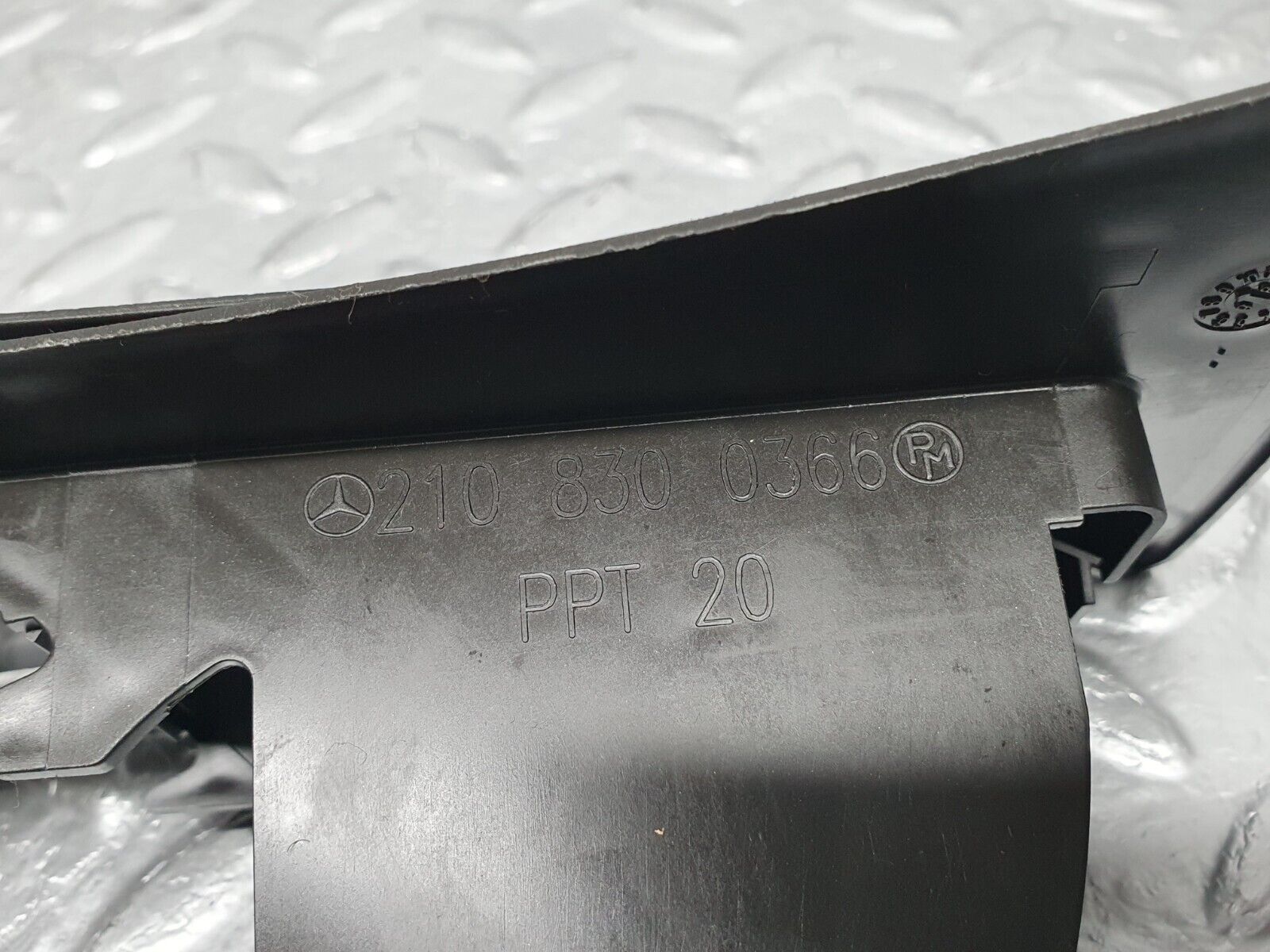 41877 Mercedes-Benz W202 C200 Under Dash Air Vent Pair 2108300366 2108300466