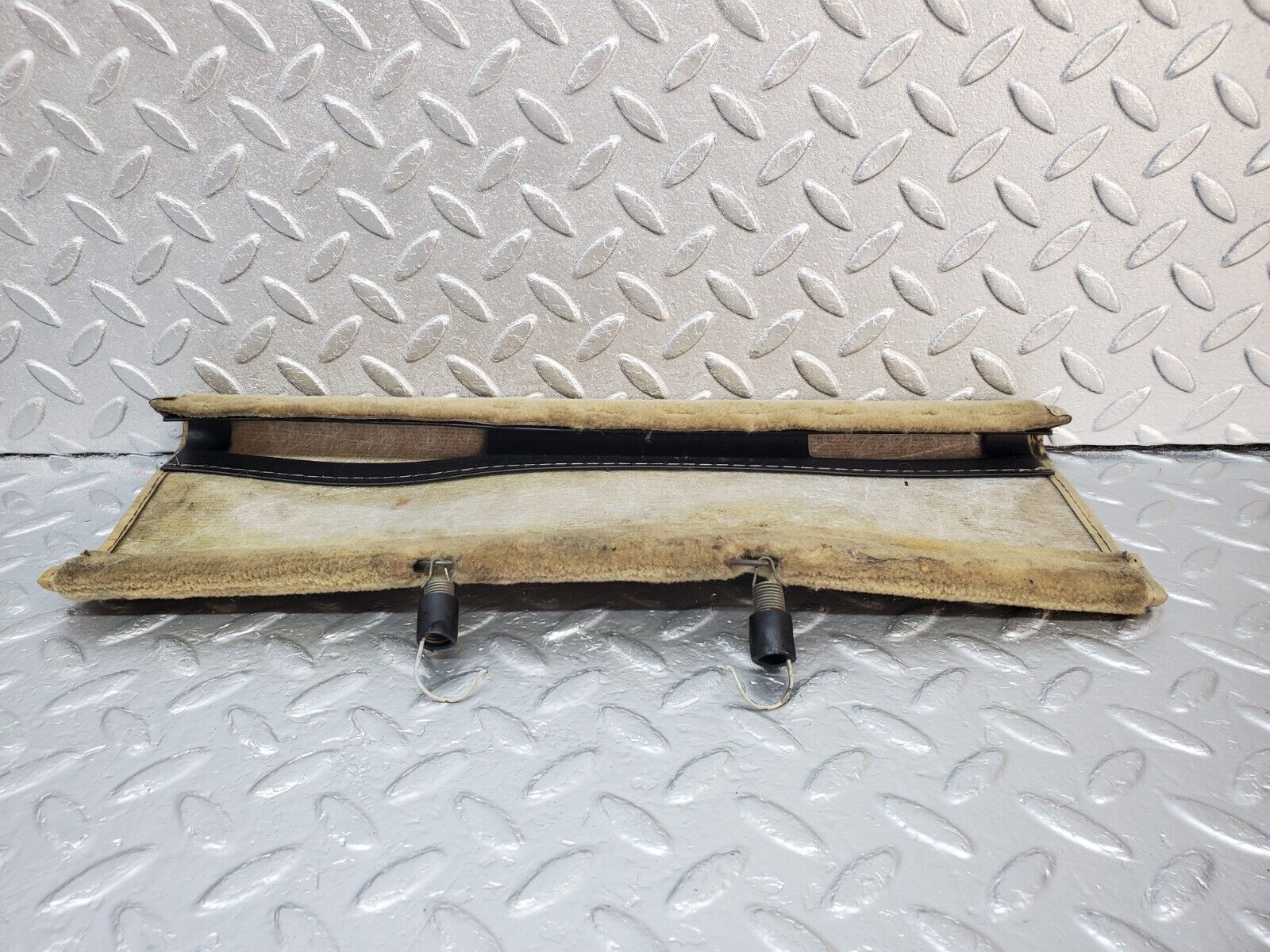 45695 Mercedes-Benz W126 420SE Front Right Seat Under Cover Beige