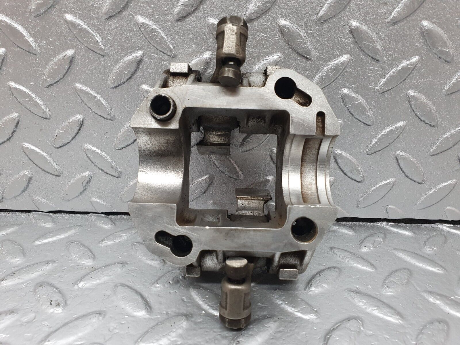 43064 Mercedes-Benz W123 Rocker Arms Camshaft Bearing Block 1020512110