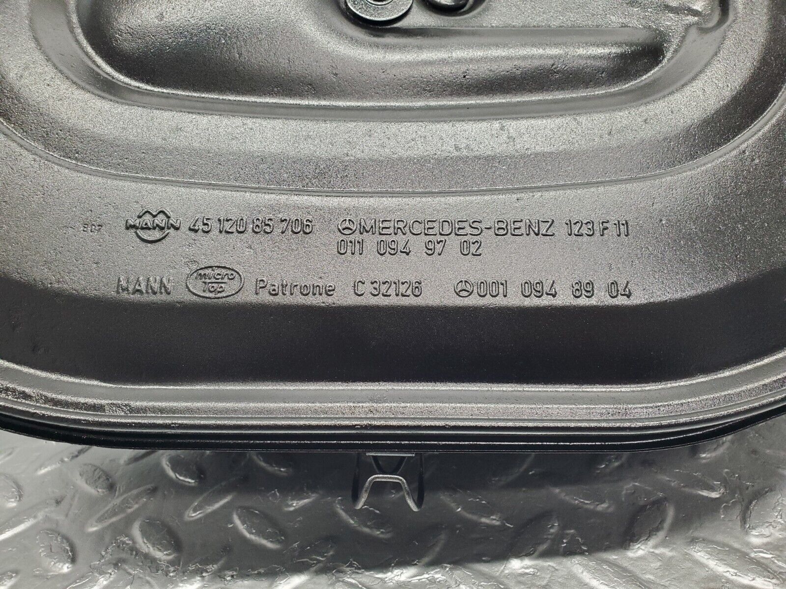 46364 Mercedes-Benz C123 280CE Coupe Air Filter Box Housing 0110949702 0010948904