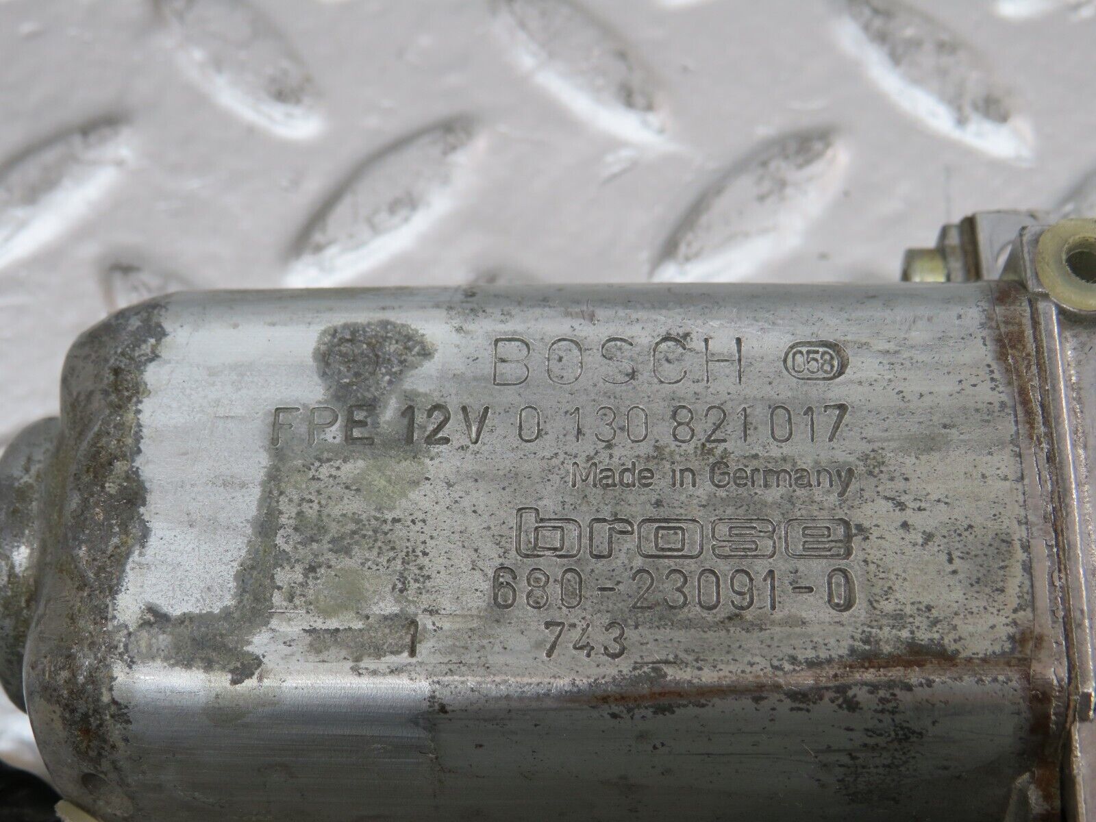 25090 Mercedes-Benz C107 Rear Left Window Regulator Motor 0130821017