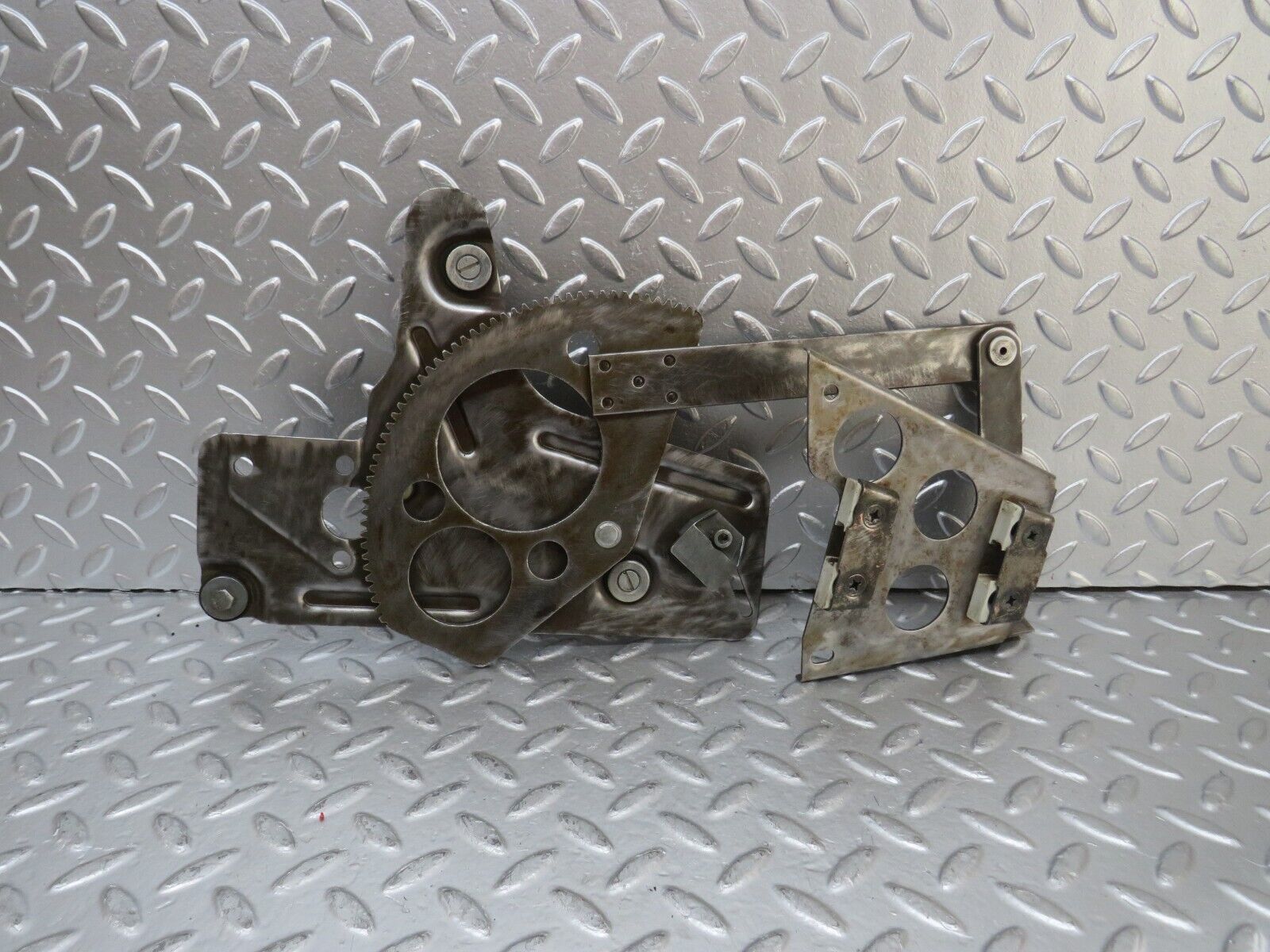 25083 Mercedes-Benz C107 Rear Right Power Window Regulator 1076701003