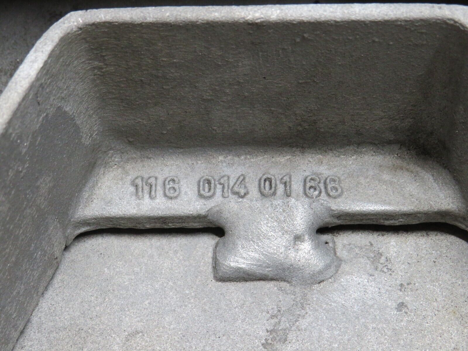 33097 Mercedes-Benz C107 R107 350 V8 Oil Pan Oil Sump 1160102913 1160140166