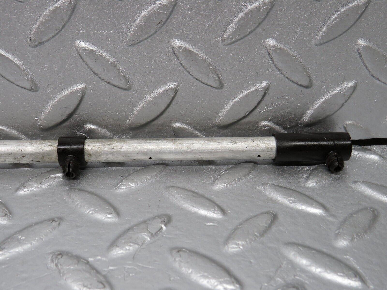 39157 Mercedes-Benz R107 500SL Camshaft Oil Tube